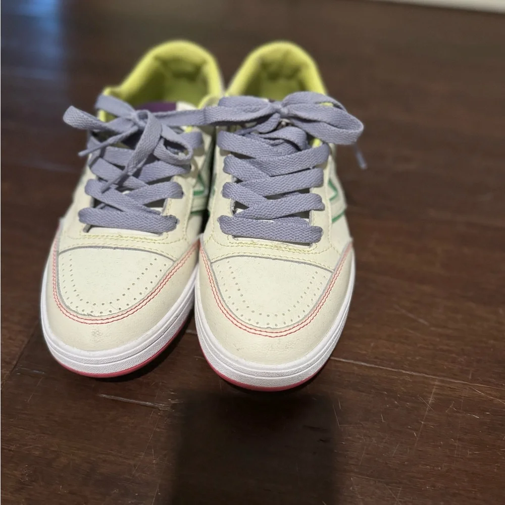 Vans - Picture 1 of 4
